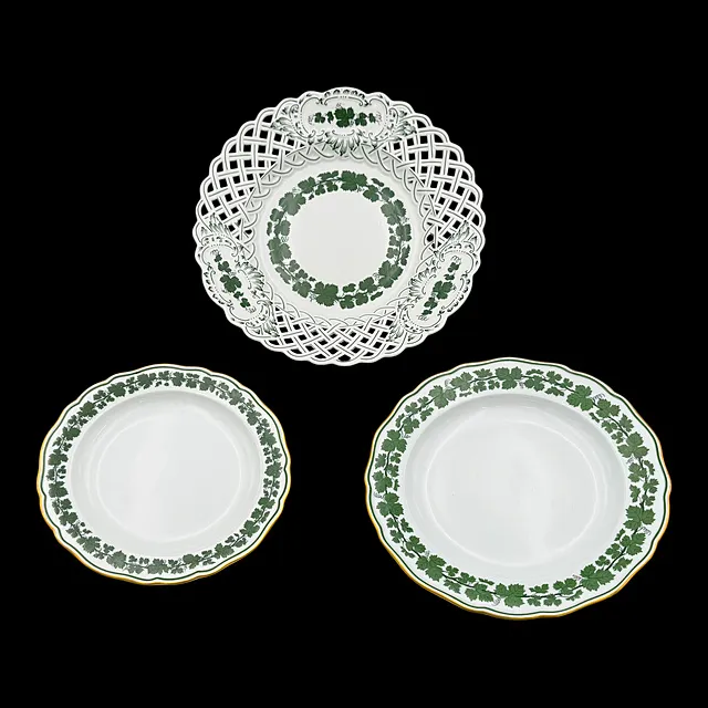 Meissen zwei Teller und Durchbruchschale, Dekor Weinlaub, 1. Wahl, Knaufzeit um 1900