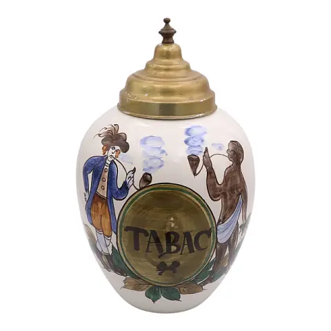 جرة تبغ مع مدخني غليون وزخرفة «TABAC»، خزف قاشاني بغطاء معدني، هولندا، نحو 1910/20