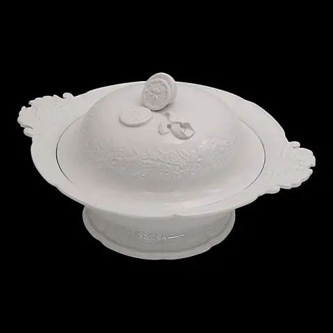 ترينة مايسن بغطاء ومقبض على شكل ثمرة حمضيات، بورسلين أبيض بنقش زهور بارز، نحو 1930