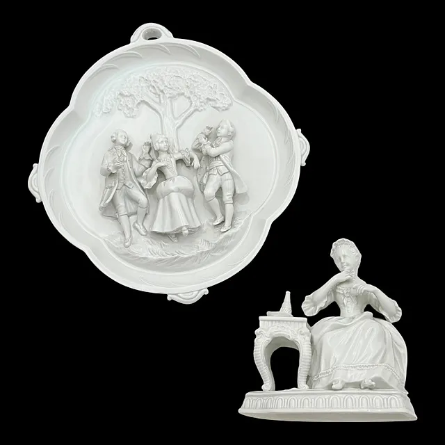 Reliéfní nástěnný talíř Sitzendorf s taneční scénou a durynská porcelánová figurka, bílá