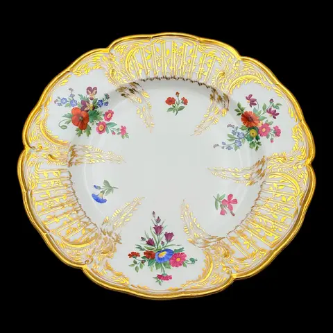 Piatto da collezione KPM Berlin, forma Reliefzierat, con pittura floreale policroma e doratura