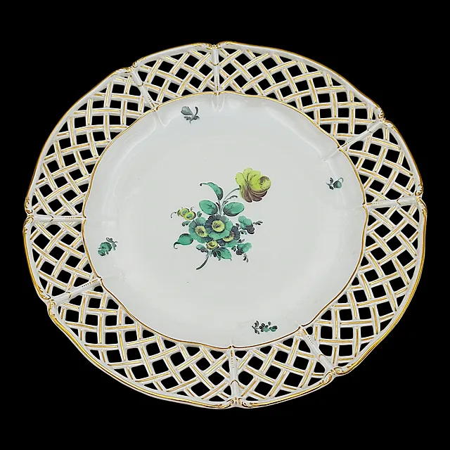 Assiette ajourée Nymphenburg, décor floral et treillis doré, 20e s.