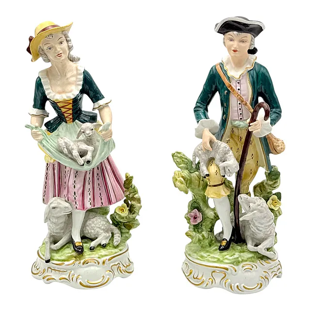 Sandizell hyrdepar, to polykrome porcelænsfigurer på rocaillefod, dresdnerstil, 1960'erne