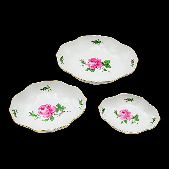 Meissen trois coupelles à rose rouge, bord ondulé, 1er choix, marque aux épées