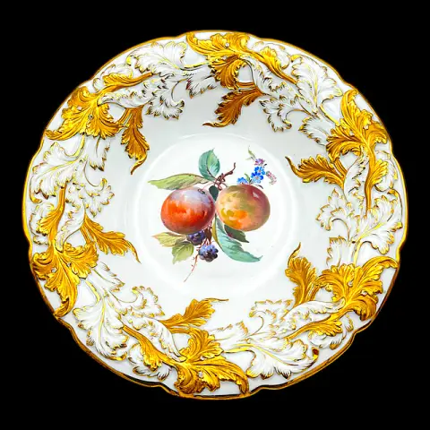 طبق فاخر من Meissen برسم فواكه ونقش بارز لأوراق الأكانتوس مذهّب، طبق حائط، درجة أولى