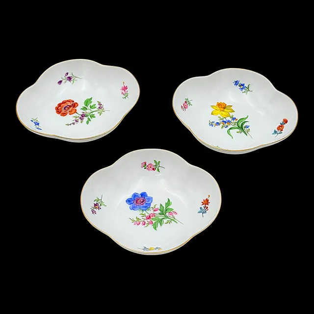 Meissen, trois coupelles avec Bunte Blume 2 et liseré doré, 1er choix, marque aux épées