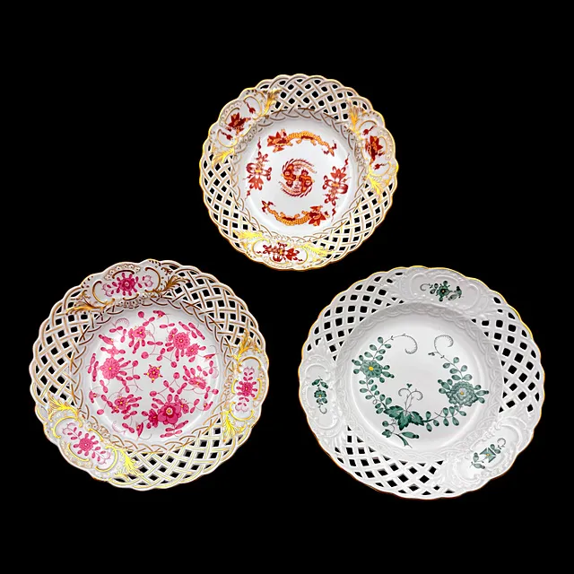 Drie Meissen doorbroken borden, Rich Dragon rood en Indische schildering, gouddecoratie