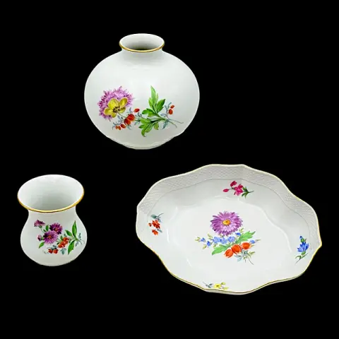 ميسن زهريتان وطاسة بزهرة ملونة وحافة ذهبية، درجة أولى، علامة السيفين