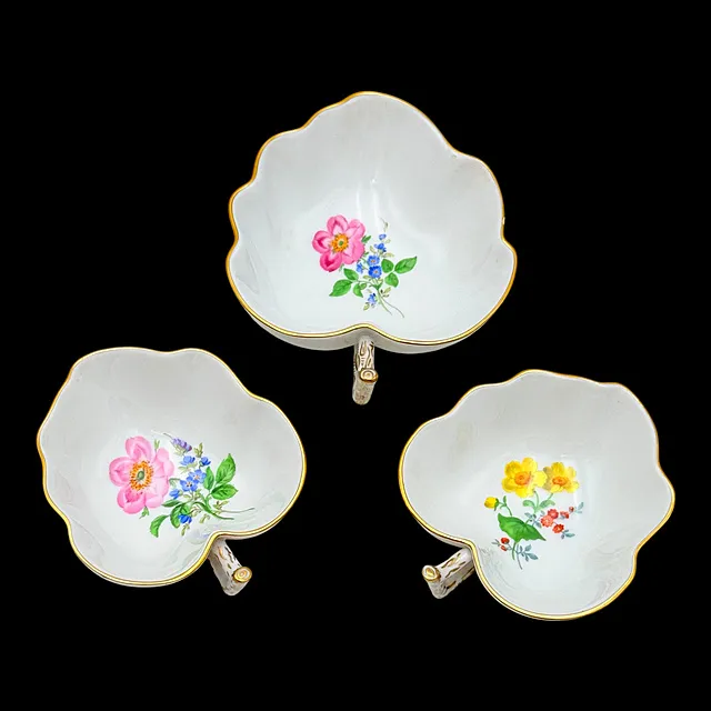 Meissen tre ciotole a forma di foglia con fiore policromo 2 e decoro in rilievo, 1a scelta, marchio con spade