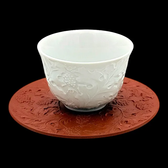 Meissen فنجان مع صحن، بورسلين وحجر Böttger، نقش أكانثوس وعنب، 1988