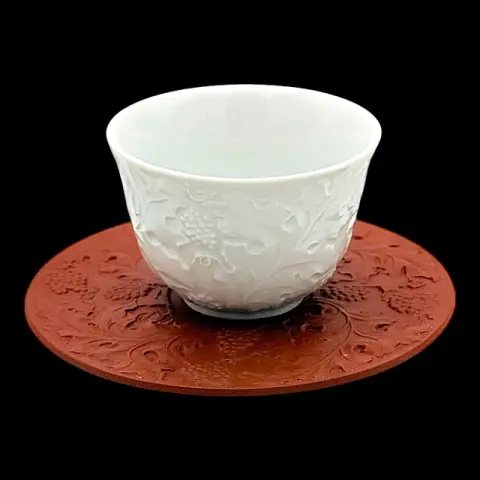 Meissen فنجان مع صحن، بورسلين وحجر Böttger، نقش أكانثوس وعنب، 1988