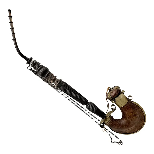 Pipa Ulmer in legno di radica con montatura in metallo, cannello in corno e catena, testa sec. XVIII/XIX