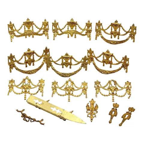 Set di 14 accessori in stile Luigi XVI, ottone, maniglie e placche per serrature con teste di ariete