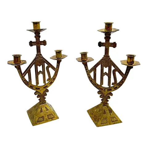 Coppia di candelieri da altare in ottone a tre bracci, portacandele con cristogramma IHS