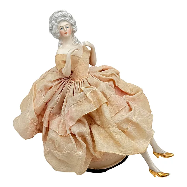 Mezza bambola in porcellana come dama rococò con gambe e gonna in tessuto, probabilmente intorno al 1920