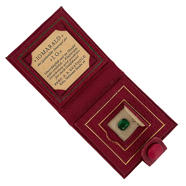 I.G. Farben, „Igmerald“, smeraldo sintetico con taglio smeraldo, astuccio promozionale, probabilmente dal 1935 al 1942