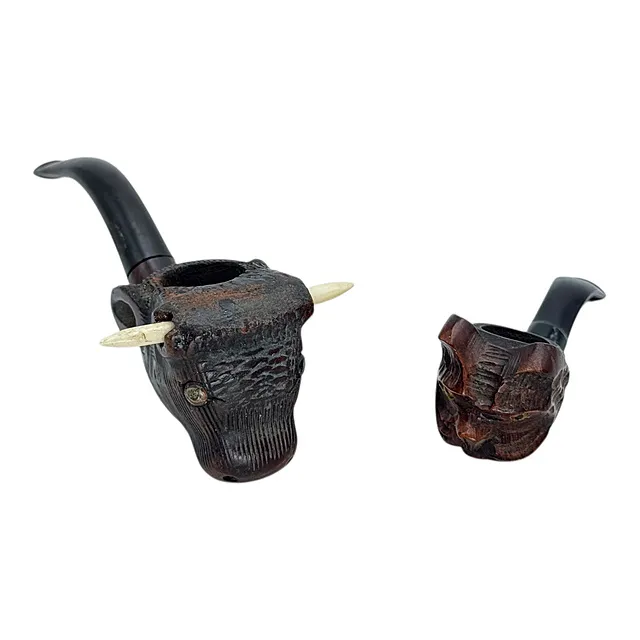 غليونان توتونيان مجسمان، رأس ثور بقرون مركبة ورأس كلب، خشب، نحو 1930/1950