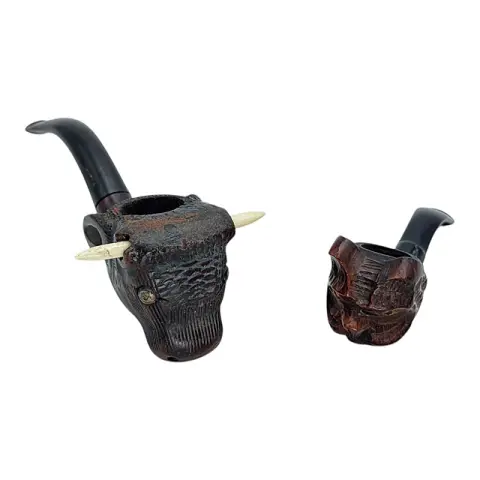 غليونان توتونيان مجسمان، رأس ثور بقرون مركبة ورأس كلب، خشب، نحو 1930/1950
