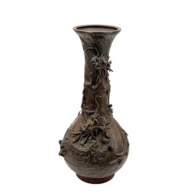 Japansk flaskevase med reliefdrage, patineret bronze, Meiji-/Taisho-perioden, omkring 1900