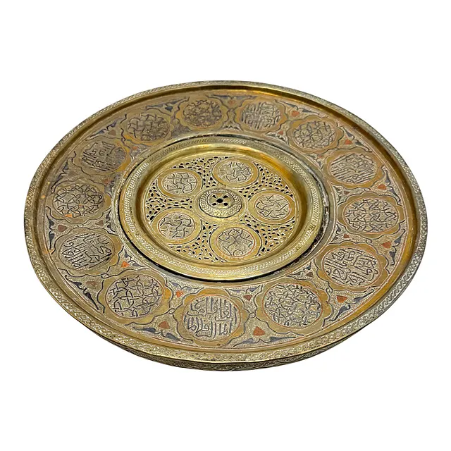 Ciotola in ottone con filtro, lavamani con calligrafia araba, revival mamelucco, circa 1900
