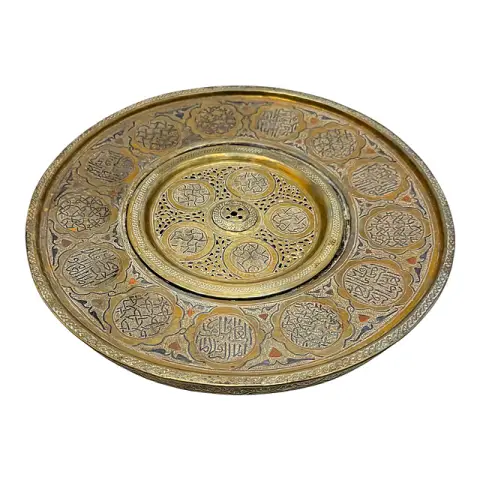 Ciotola in ottone con filtro, lavamani con calligrafia araba, revival mamelucco, circa 1900