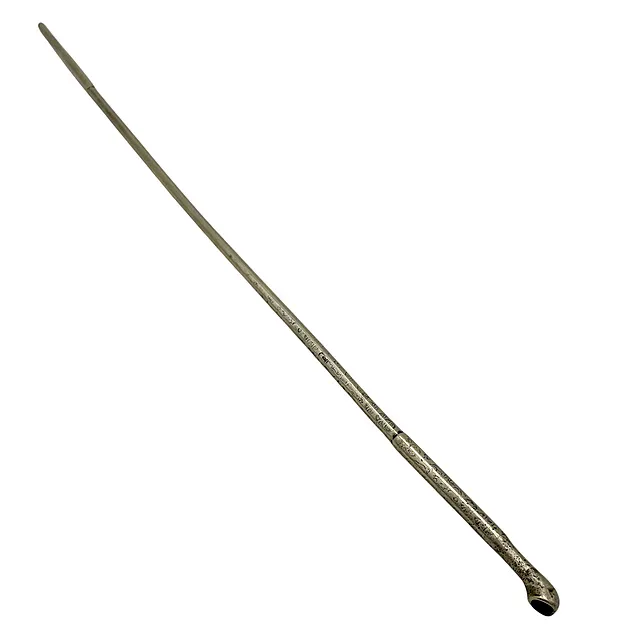 Pipa cinese per oppio, metallo, tubo lungo con testa a coppa, tralci cesellati, probabilmente XIX/XX sec.