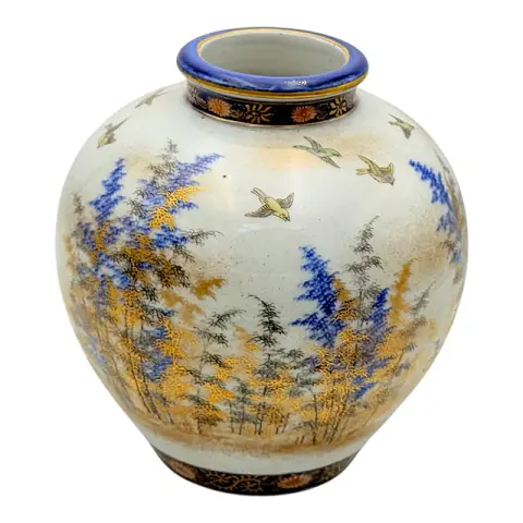 Vaso sferico con bambù e uccelli in volo in oro e blu cobalto, porcellana, probabilmente Giappone, marcato