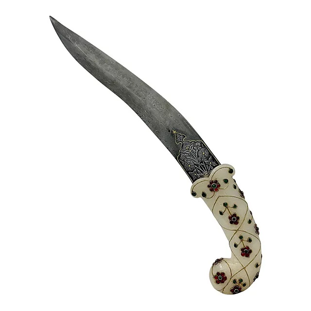 Pugnale indiano khanjar, impugnatura a pistola in giada bianca con pietre preziose, lama damascata, XX sec.