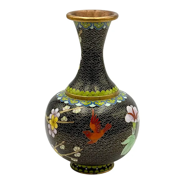 Vaso a bottiglia cloisonné con uccello e rami fioriti su fondo nero a nuvole, probabilmente Cina, XX sec.