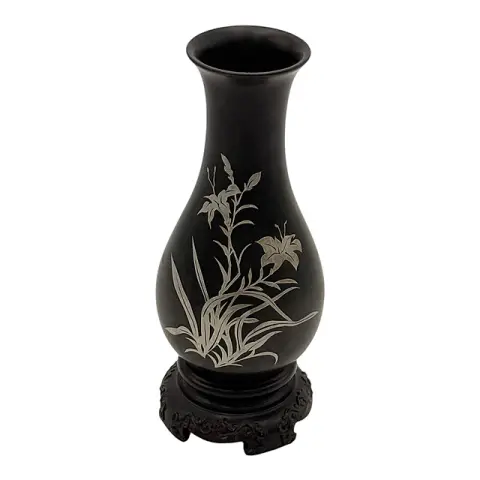 Vaso laccato con decorazione a gigli color argento su base scura intagliata, Asia