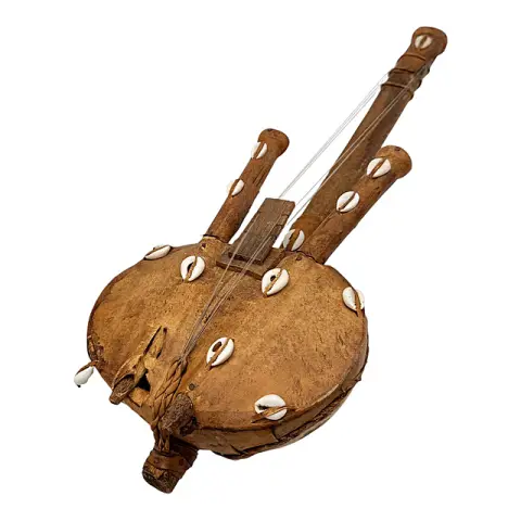 Liuto-arpа dell'Africa occidentale, probabilmente kora, zucca rivestita in pelle, aste, conchiglie cipree