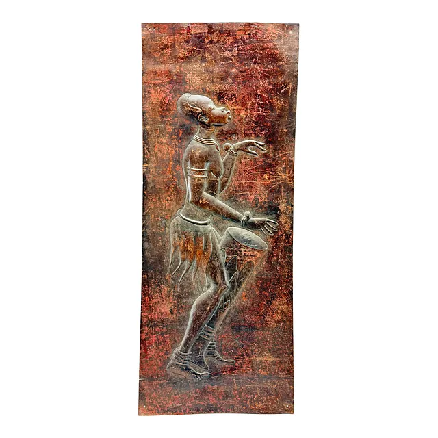 Rilievo in rame donna africana, donna con tamburo e gonna a frange di profilo, sbalzato, patinato rosso-bruno