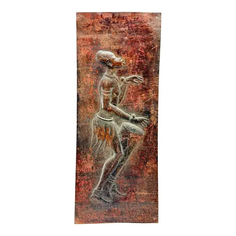 Rilievo in rame donna africana, donna con tamburo e gonna a frange di profilo, sbalzato, patinato rosso-bruno