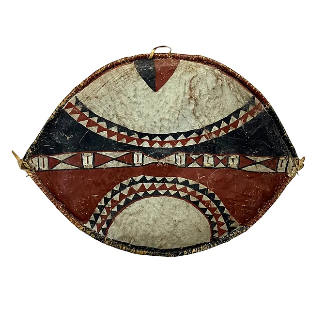 Scudo tribale africano, probabilmente masai del Kenya/Tanzania, pelle animale, rosso, nero e bianco