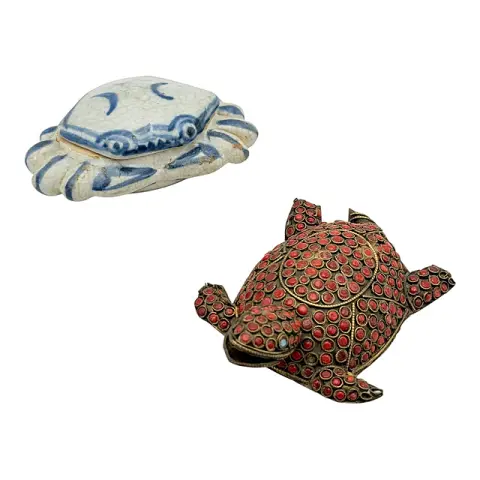 Tartaruga con pietre rosse in metallo non nobile e scatola con coperchio a forma di granchio in ceramica