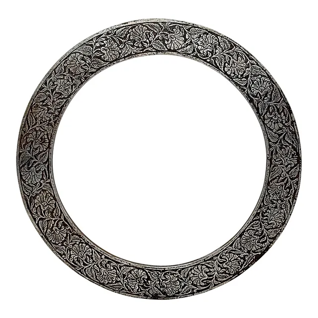 Chakram, çevresinde çiçek sarmaşığı olan metalden Hint atış halkası, tarihi örneğe göre