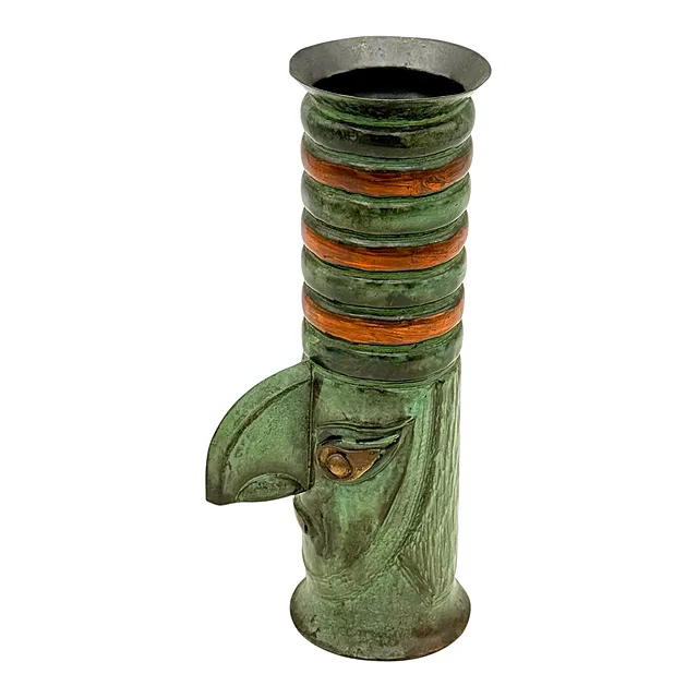 Grand vase avec visage repoussé, patiné, H. 22 cm