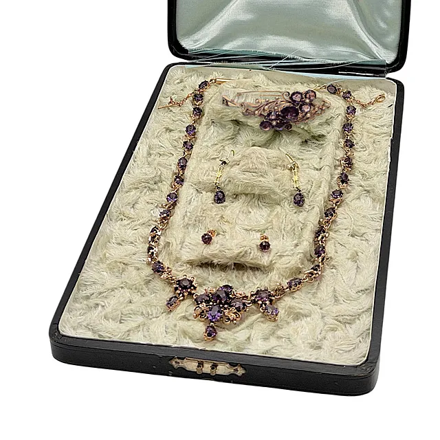 Amethyst-Garnitur mit Saatperlen, Collier, Armreif, Ohrhänger und Ohrstecker, wohl Ende 19. Jh.