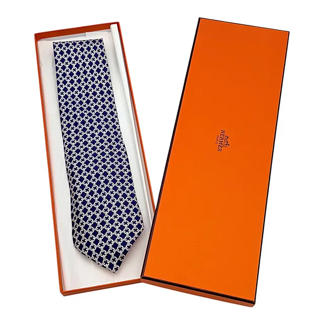 Hermès Paris，真丝领带，环形图案，深蓝底白色链节，带包装盒