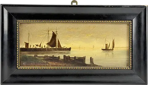 Tegel met havengezicht in avondstemming, handgeschilderd met zeilboten aan de kade, vermoedelijk rond 1900