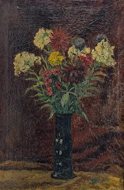 Friedrich Schaper, Bloemstilleven met dahlia's, distels en witte bloemen in een hoge glazen vaas, 1918