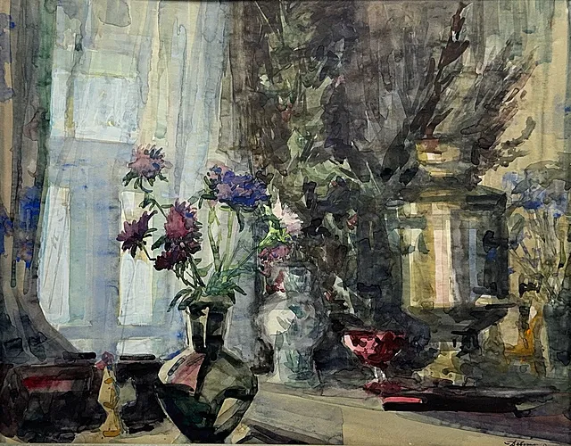 Peintre de genre, Nature morte avec vase de fleurs et samovar, asters devant une fenêtre avec rideau, intérieur