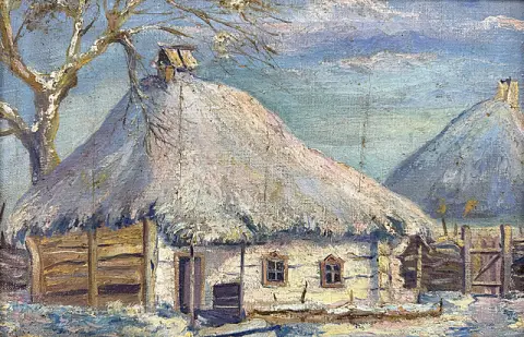 Maisons au toit de chaume en hiver, chaumière au toit de paille enneigé, clôture en osier et arbre nu
