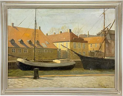 Poul Hansen, vue du port avec deux voiliers à quai devant une rangée de maisons aux toits de tuiles rouges