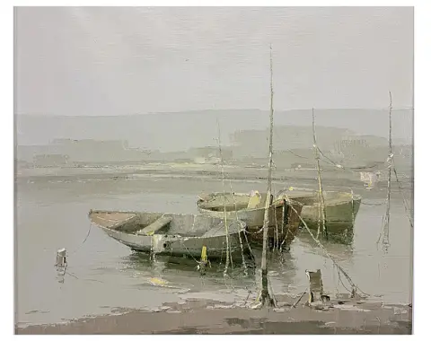 Franco Gnocchi, Rustico Porticciolo, scène de port italienne avec bateaux dans la brume matinale