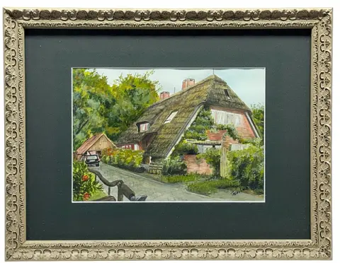 Wilfried Thierbach, maison sur Sylt, bâtiment en briques envahi de plantes grimpantes au toit de chaume, daté 2011