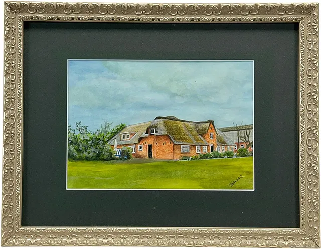 Wilfried Thierbach, ferme sur Sylt, maison en briques avec toit de chaume derrière une pelouse, daté 2015