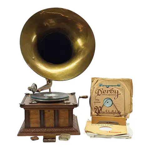 Gramophone à pavillon avec boîte de résonance Exhibition, disques et accessoires, début du 20e siècle