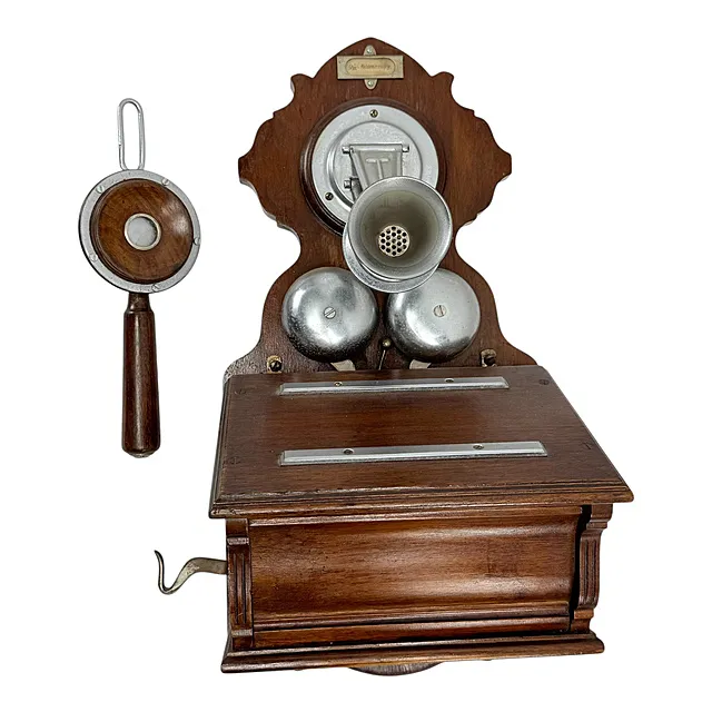 Téléphone mural avec pupitre d'écriture, bras de conversation et deux cloches d'alarme, boîtier en bois