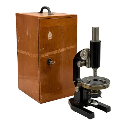 Microscope dans un coffret en bois verrouillable avec oculaires, non marqué